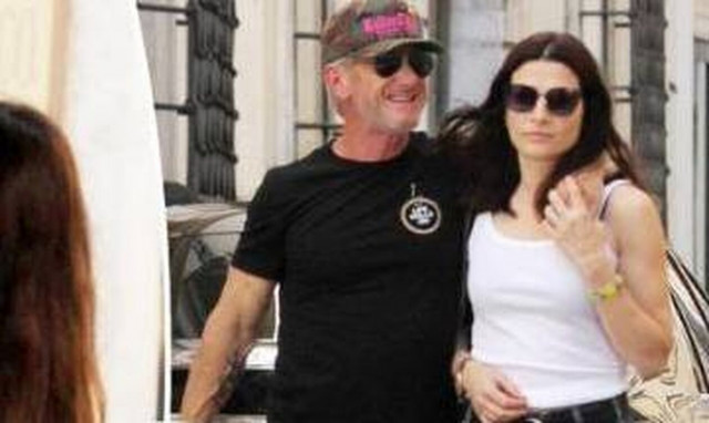 Σον Πεν: Αγκαλιά ανταλλάσσοντας δημόσια φιλιά με τη νέα του σύντροφο στην Ιταλία - Δείτε φωτογραφία