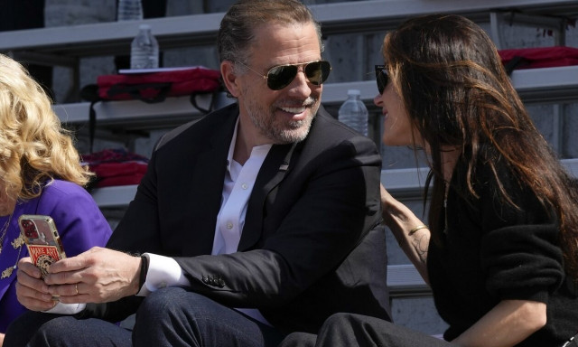 Χάντερ Μπάιντεν: Στο διαδίκτυο 9.000 φωτογραφίες του - Τον απεικονίζουν γυμνό και με ναρκωτικά