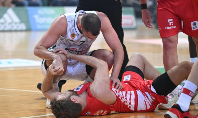 Παναθηναϊκός - Ολυμπιακός: Η απόλυτη φωτογραφία του Game 2 - Ο Μποχωρίδης κρατά το χέρι του Βεζένκοφ