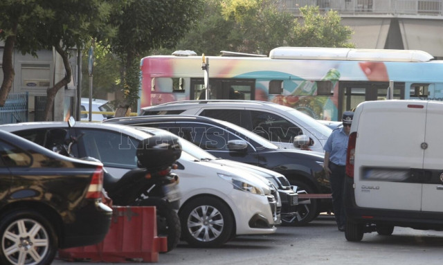 Νέος Κόσμος: Εντοπίστηκε αυτοκίνητο με βαρύ οπλισμό - Οι πρώτες εικόνες από το σημείο