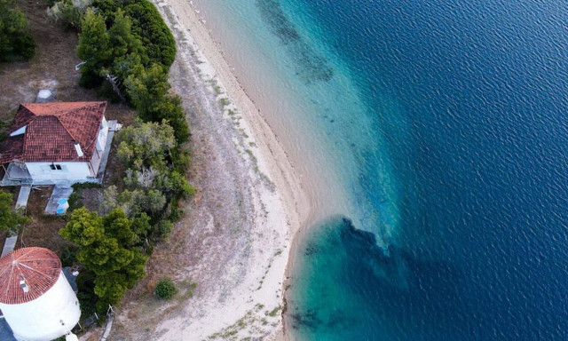 Ο σεισμός στην Αταλάντη «βύθισε» παραλία στην Εύβοια