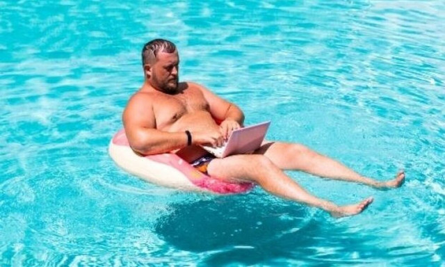 Γιατί δεν πρέπει σε καμία περίπτωση να βουτάς με φακούς επαφής σε πισίνα