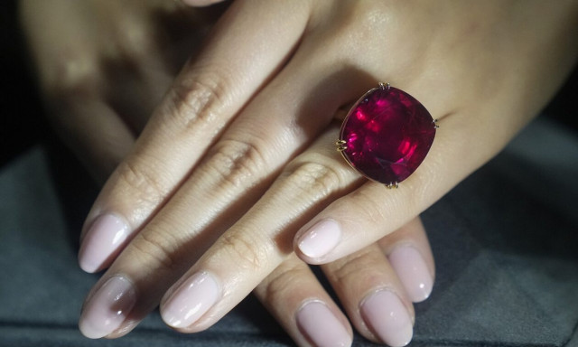 «Το άστρο της Φούρα»: Τιμή-ρεκόρ για το μεγαλύτερο ρουμπίνι που έχει δημοπρατηθεί ποτέ