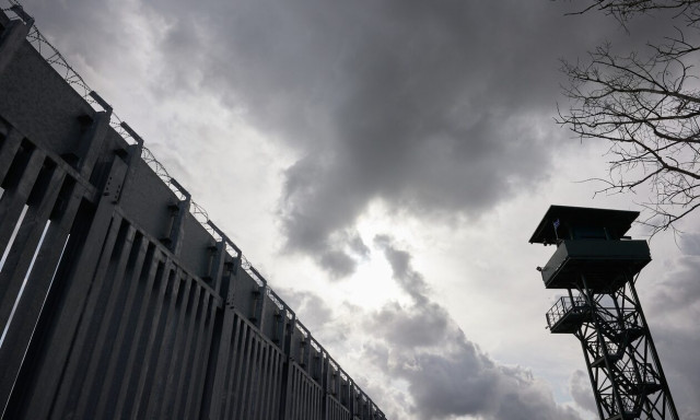 Έβρος: Στήνεται πρόχειρος φράχτης στη νησίδα απέναντι από τη Νέα Βύσσα