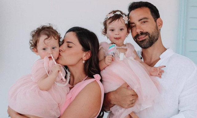 Χριστίνα Μπόμπα: Επέστρεψε στην Αντίπαρο με τις δίδυμες κόρες της