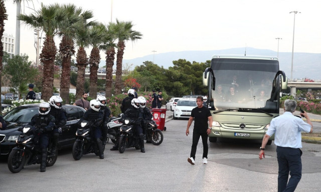 Ολυμπιακός - Παναθηναϊκός: Χωρίς πρόβλημα οι «πράσινοι» στο ΣΕΦ - Αποθέωση κατά την αναχώρηση (vid)