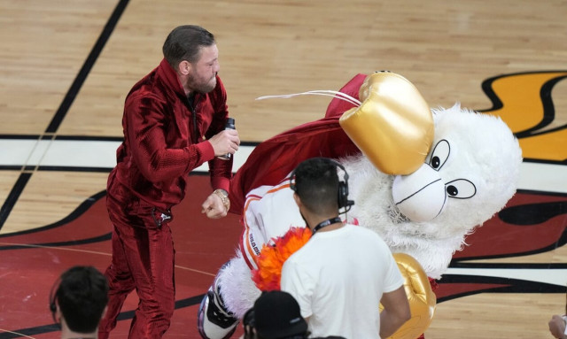 Κόνορ ΜακΓκέγκορ: Πλάκωσε στο ξύλο τη μασκότ των Χιτ - Την έστειλε στα επείγοντα