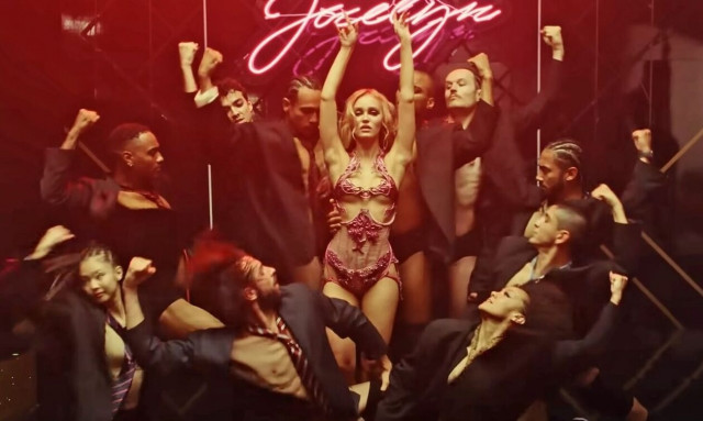 Εκτόξευση ή απόλυτο καλλιτεχνικό βατερλώ για την κόρη του Τζόνι Ντεπ - Η «ροζ» σειρά που διχάζει