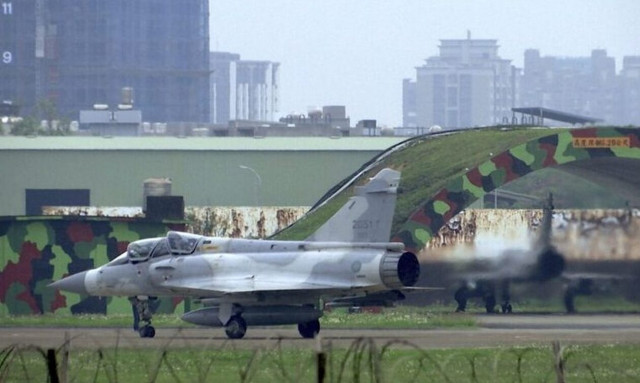 Κινεζικά μαχητικά διέσχισαν τη διάμεση γραμμή στο Στενό της Ταϊβάν