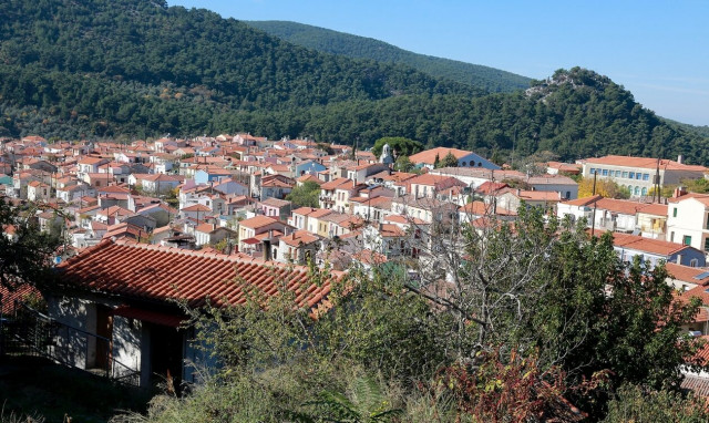 Μυτιλήνη: «Πλημμυρίζει» από κόσμο και…κεράσια η Αγιάσος