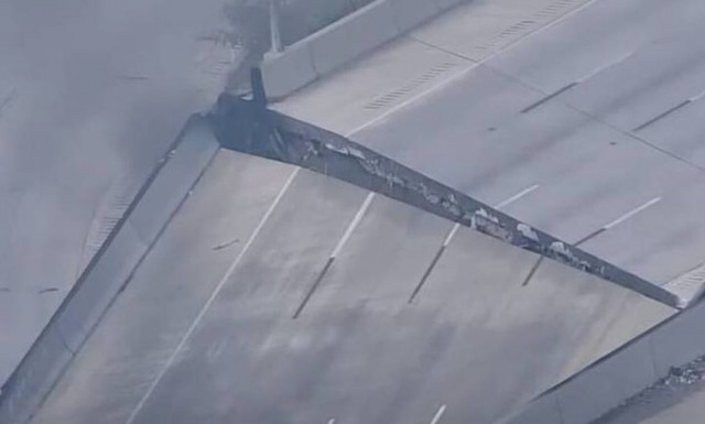 ΗΠΑ - Φιλαδέλφεια: Φωτιά σε βυτιοφόρο - Κατέρρευσε αυτοκινητόδρομος από τη θερμότητα - Δείτε βίντεο