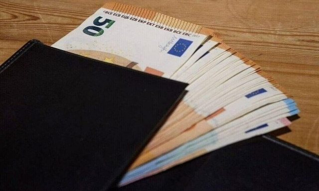 Οι χαμηλές εισπράξεις από το φόρο εισοδήματο κρατούν υψηλά τους έμμεσους φόρους