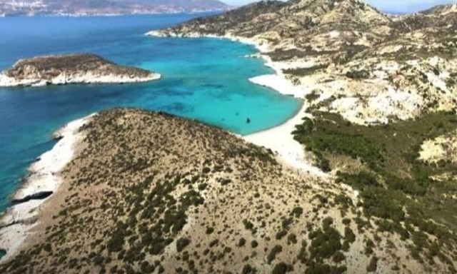Η άγνωστη Πολύαιγος: Το μεγαλύτερο ακατοίκητο νησί με τις ανεξερεύνητες παραλίες