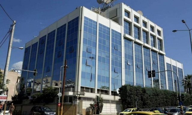 ΣΚΑΪ: Πέταξαν τρικάκια έξω από τον τηλεοπτικό σταθμό - Συνελήφθη ένα άτομο