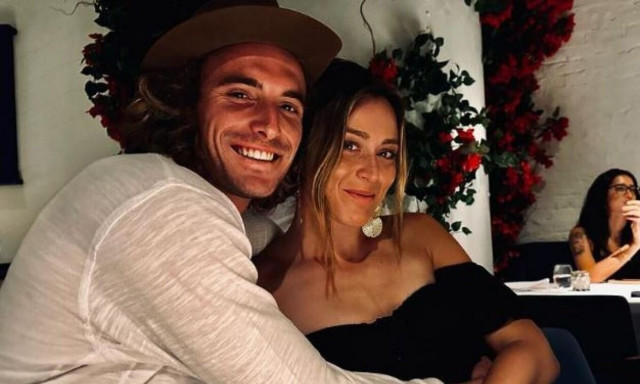 Στέφανος Τσιτσιπάς και Πάουλα Μπαντόσα χόρεψαν συρτάκι κι έσπασαν πιάτα - Δείτε βίντεο