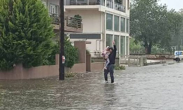Τρίκαλα: Πλημμύρισε δημοτικό σχολείο -  Απεγκλωβίστηκαν μαθητές (vid)