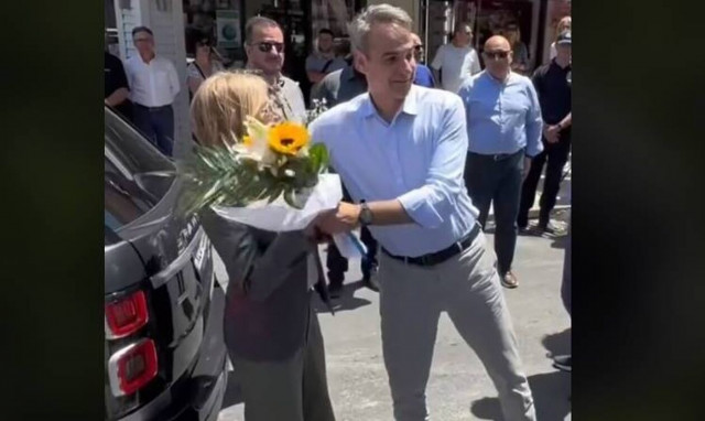 Κυριάκος Μητσοτάκης: Νέο βίντεο στο TikTok με τα γενέθλια της Σοφίας και τη Μαρέβα με τα λουλούδια