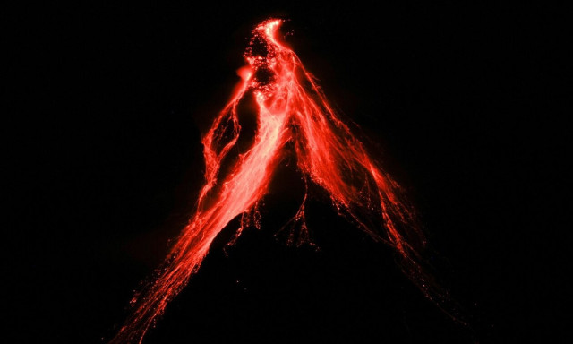 Συναγερμός στις Φιλιππίνες: Το ηφαίστειο Mayon «ξύπνησε» - Χιλιάδες άνθρωποι απομακρύνονται
