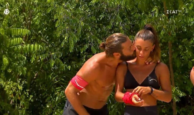 Survivor All Star: Ο Βασάλος δίνει φιλάκια στου παίκτες της ομάδας του