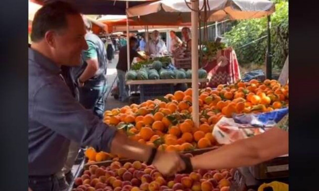 H επική υποδοχή σε λαϊκή στον Γεωργιάδη: «Γεια σου μωρό μου, αλανιάρη και ζημιάρη» - Το viral βίντεο