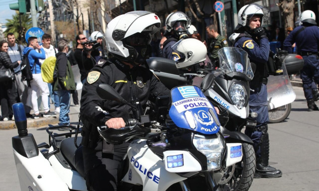 Πετρούπολη: Αυτοκίνητο παραβίασε stop και παρέσυρε αστυνομικούς