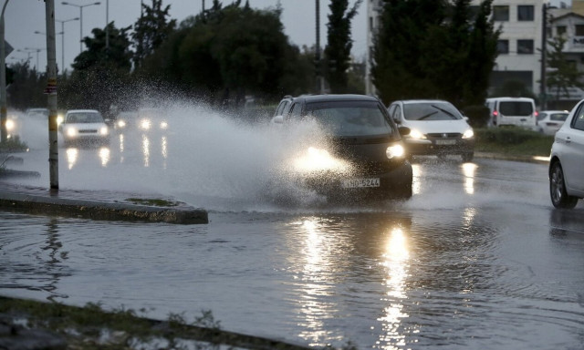 Καιρός - Επιμένει το «φθινόπωρο»: Με καταιγίδες και χαλάζι η Δευτέρα – Προσοχή στους κεραυνούς