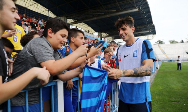 Προκριματικά Euro 2024: «Γεμάτη» παιδικά χαμόγελα η προπόνηση της Εθνικής - Ατομικό για δύο παίκτες