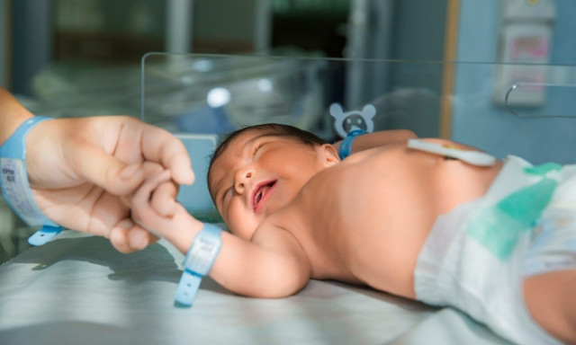 Η υπογεννητικότητα «απειλεί» την Ελλάδα: Οι αιτίες, οι συνέπειες και το μέλλον μας