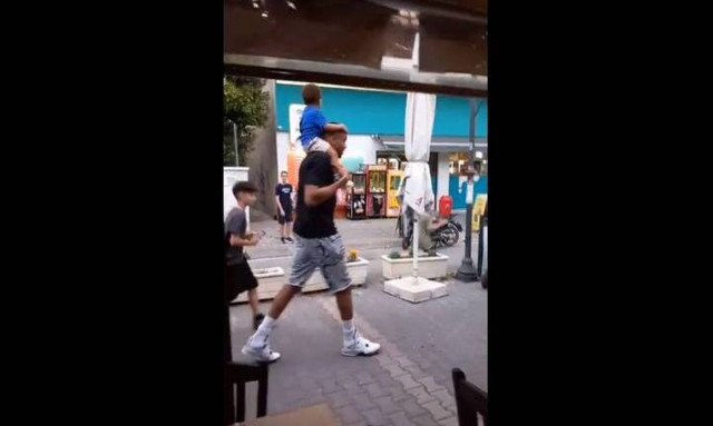 Γιάννης Αντετοκούνμπο: «Πανζουρλισμός» για τον «Greek Freak» σε ταβέρνα στον Βύρωνα