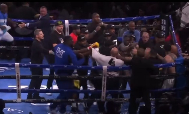 Χάος σε αγώνα επίδειξης με τον 46χρονο Mayweather - Δείτε βίντεο με το ασύλληπτο ξύλο