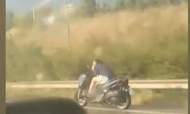 Θεσσαλονίκη: Ασυνείδητος οδηγός τρέχει χωρίς κράνος στη ΛΕΑ, με το κινητό στο χέρι