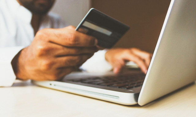 Διαδίκτυο: Οι 7 στους 10 χρήστες του διαδικτύου κάνουν τις αγορές τους online