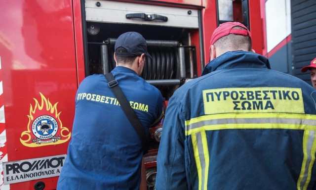 Φωτιά στη Χαλκίδα, κοντά σε σπίτια