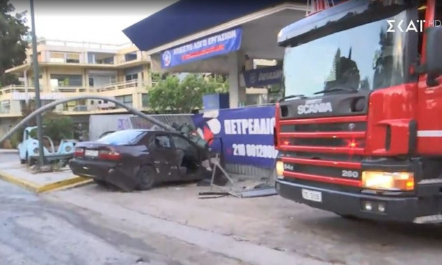 Τροχαίο στην Κηφισίας: Τρομακτικές εικόνες από τα «σμπαραλιασμένα» αυτοκίνητα