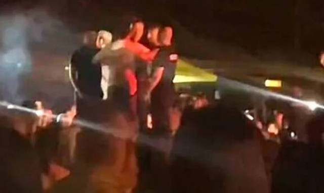 Νίκος Βέρτης: Επεισόδιο σε συναυλία - Σεκιούριτι πέταξαν θαυμαστή που ανέβηκε στη σκηνή (vid)