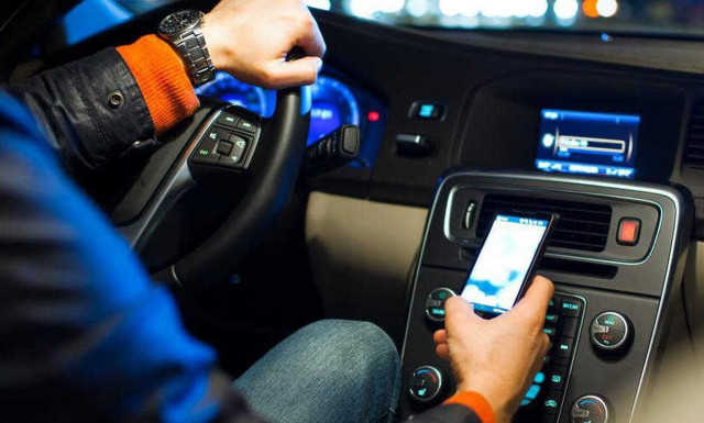 Οχτώ στους 10 Έλληνες μιλούν στο smartphone και οδηγούν…