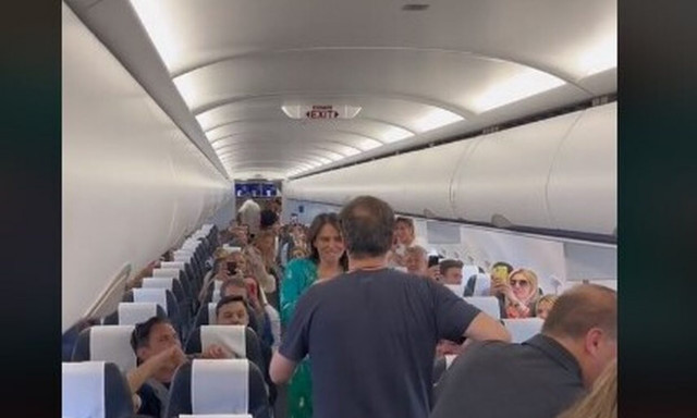 Σήλια Κριθαριώτη: Πάρτι σε αεροπλάνο για τα γενέθλια της - Ξέφρενοι χοροί εν ώρα πτήσης