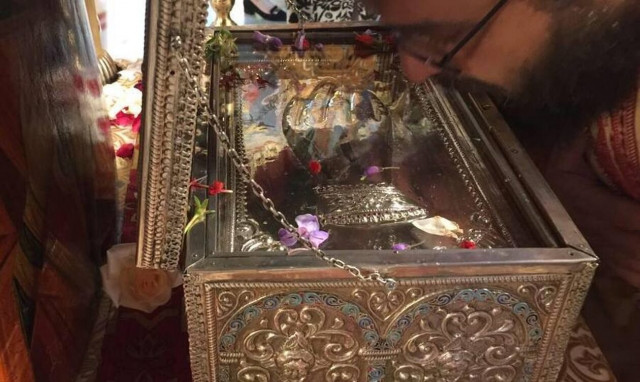 Η Νέα Ερυθραία υποδέχθηκε την Τίμια Χείρα της Αγίας Αικατερίνης (vid)