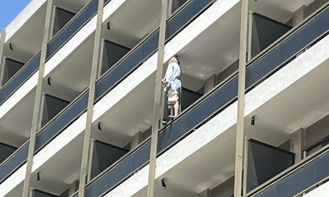 Συναγερμός στη Λάρισα: Γυναίκα απειλεί να αυτοκτονήσει από μπαλκόνι ξενοδοχείου