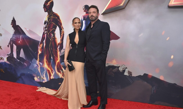 Τζένιφερ Λόπεζ: Το καυτό φιλί με τον Μπεν Άφλεκ στην πρεμιέρα της ταινίας «The Flash»