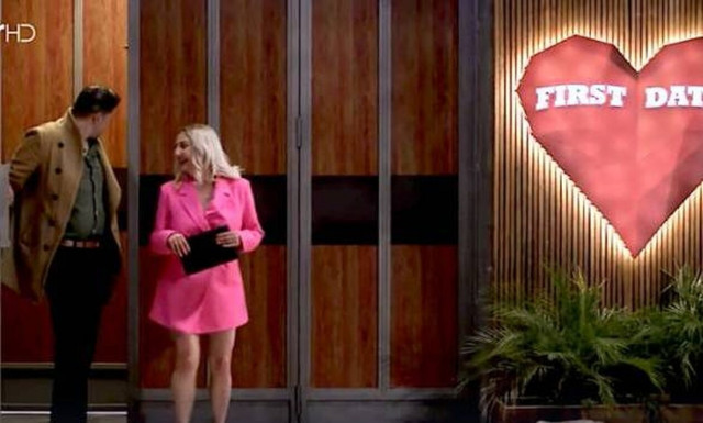 First Dates: Η 34χρονη Σάσα έμεινε στα κρύα του λουτρού και το Twitter