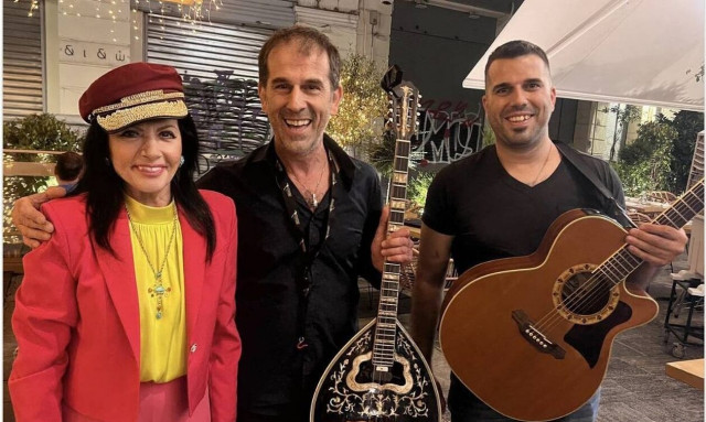 Ζωζώ Σαπουντζάκη: Σηκώθηκε και τραγούδησε σε ταβέρνα - Την καταχειροκρότησαν