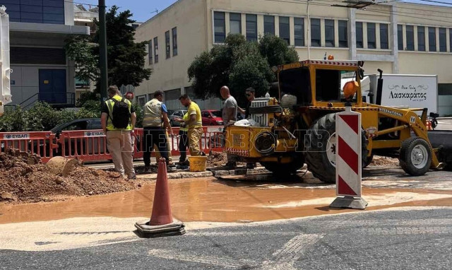 Νέα προβλήματα στην οδό Πειραιώς από μεγάλη διαρροή σε αγωγό ύδρευσης