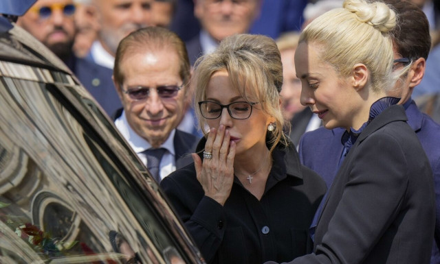 Σίλβιο Μπερλουσκόνι: Χιλιάδες Ιταλοί αποχαιρέτισαν τον Καβαλιέρε – Συντετριμμένη η σύντροφός του