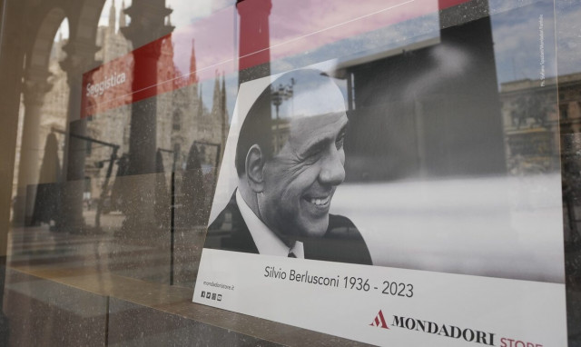 Σίλβιο Μπερλουσκόνι: Πλήθος κόσμου στην Πλατεία Ντουόμο για το τελευταίο αντίο - LIVE εικόνα