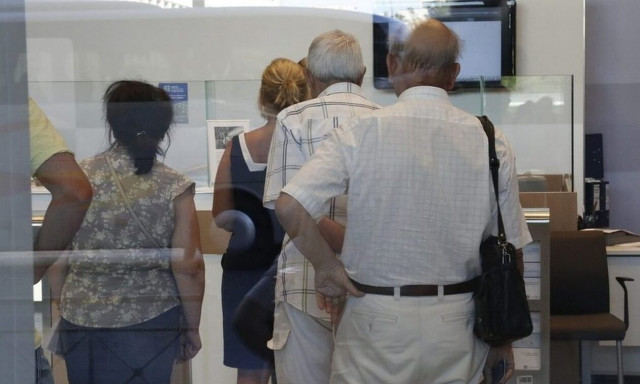 Ποια επιδόματα θα πληρώνονται με προπληρωμένες κάρτες - Τι πρέπει να ξέρουν οι δικαιούχοι