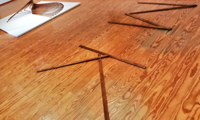 Άγνωστοι βανδάλισαν έργα τέχνης της έκθεσης «Old Timber to New Fires» στο ΠΕΣ Πολύτροπον