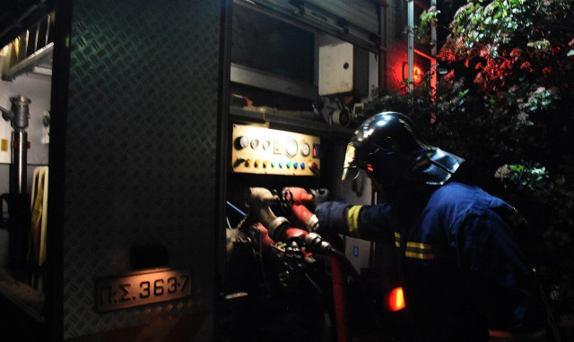 Φωτιά σε διαμέρισμα στη Γλυφάδα: Απεγκλωβίστηκαν 3 άτομα από το κλιμακοστάσιο