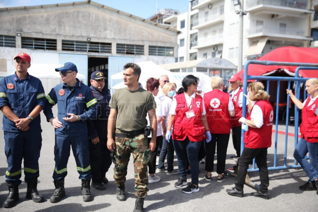Το Newsbomb.gr στην Καλαμάτα: Εκατοντάδες γυναίκες και παιδιά κλείστηκαν στα αμπάρια