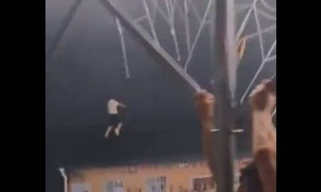 Κίνα: Καταιγίδες «ξήλωσαν» τέντα σε εστιατόριο - Στον αέρα όσοι την κρατούσαν